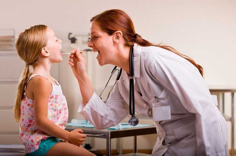 Examen d'un enfant avec un papillome dans la bouche